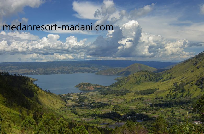 Menyusuri Keindahan Danau Toba